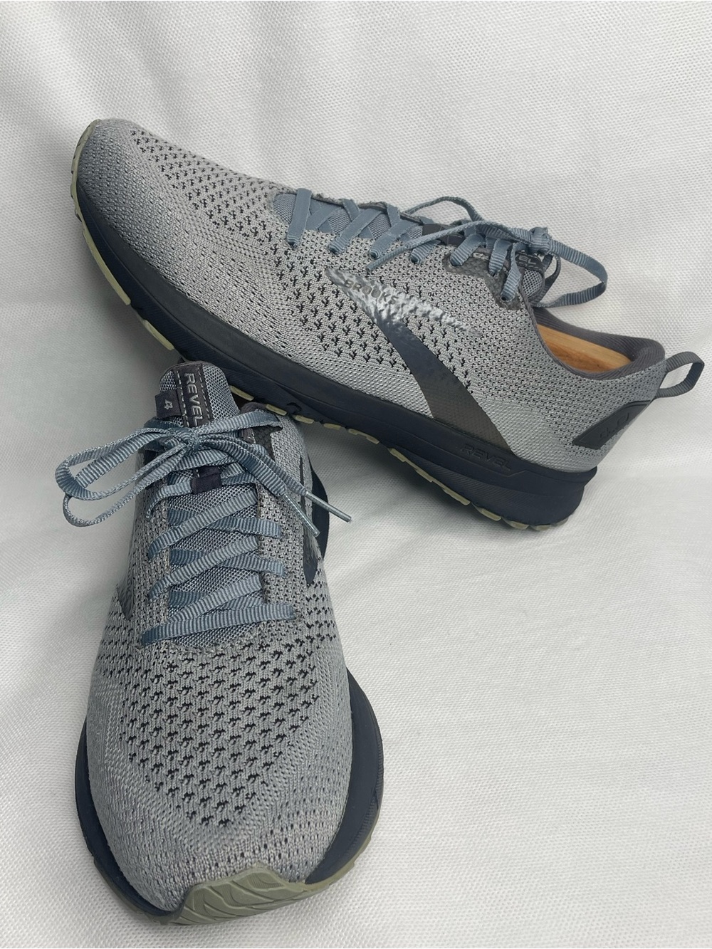 Brooks Revel 4 Running Shoes Mens 9 D Grey Black Athletic Sneakers 1103471D096